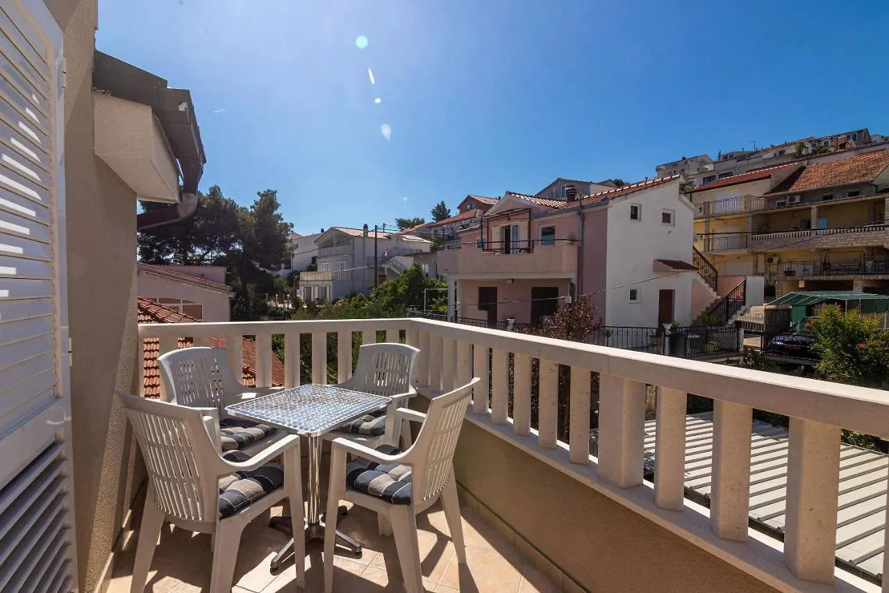 Apartments Janja Traù