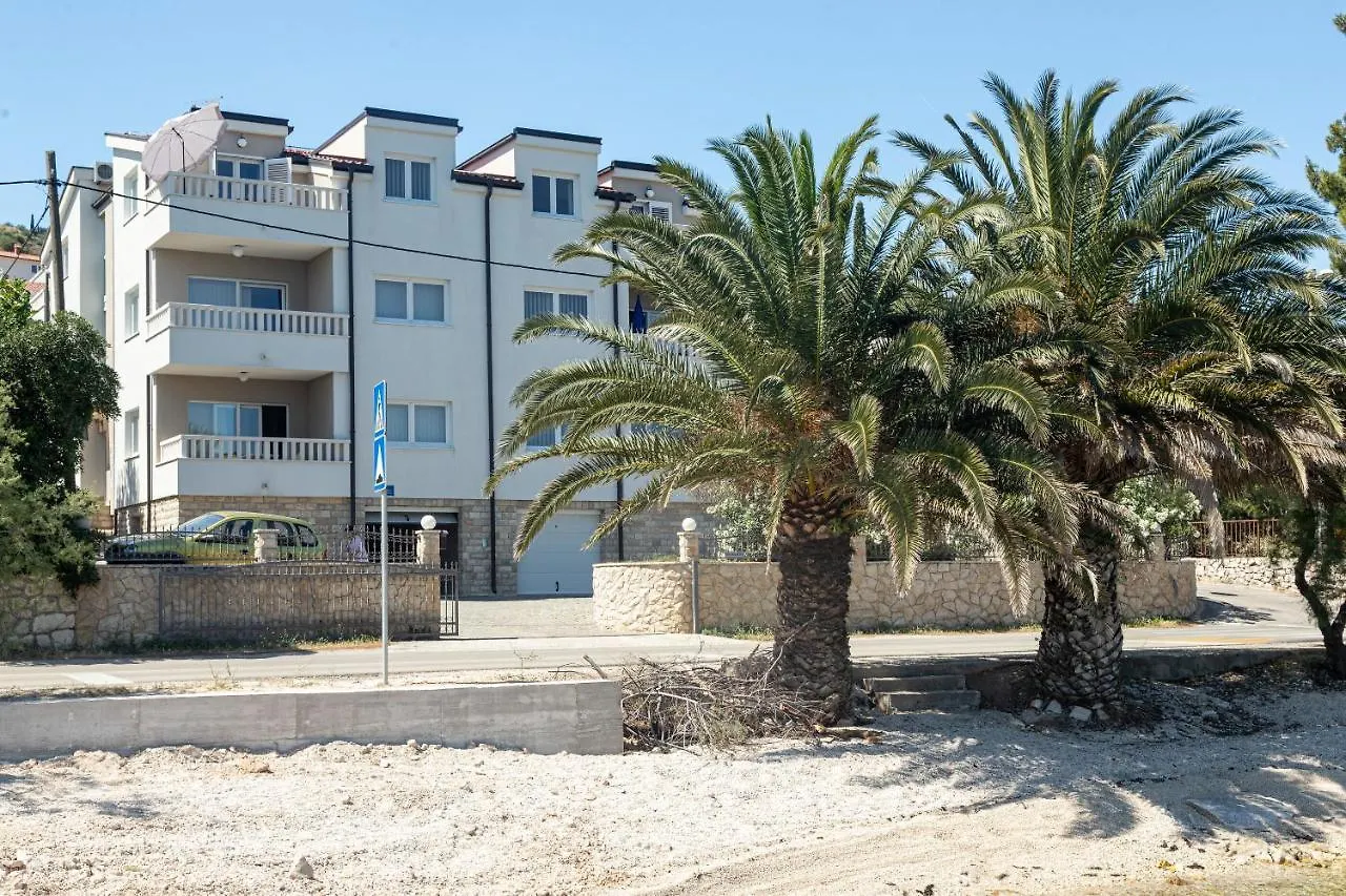 Apartments Janja Traù 0*,