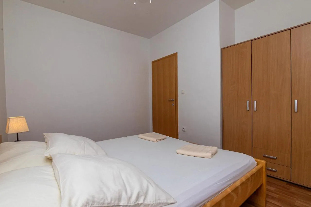 Apartments Janja 特罗吉尔