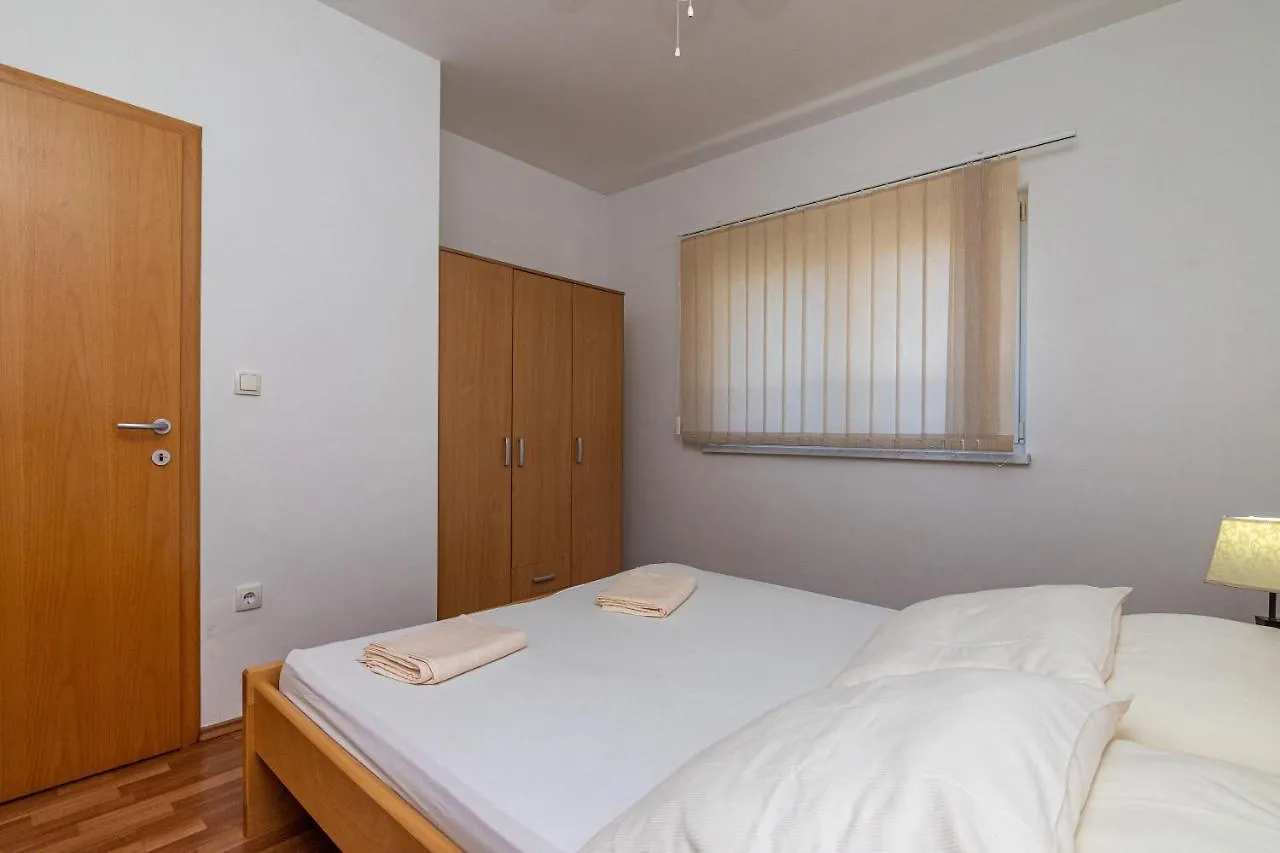 Apartments Janja Traù